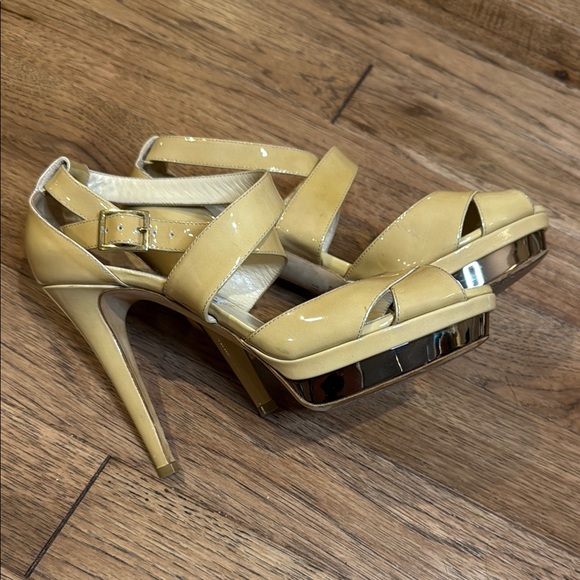 Jimmy Choo Tan Heels Elegant Design - Picture 3 of 4